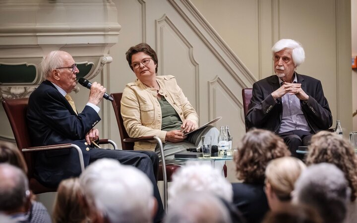 Helmuth Caspar von Moltke, Annemarie Franke und Volker Ullrich im Gespräch auf dem Podium vor Publikum