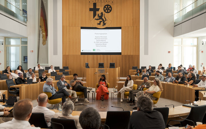 Diskussionsrunde im Plenarsaal des Landtags von Rheinland-Pfalz