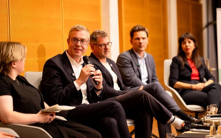 Nahaufnahme des Podiums der Spitzenkandidat:innen