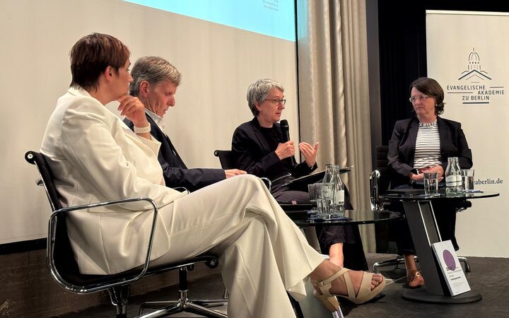 Foto vom Podium mit Nicole Deitelhoff, Uwe Trittmann, Katharina Ahrendts und Gabriele Hoerschelmann