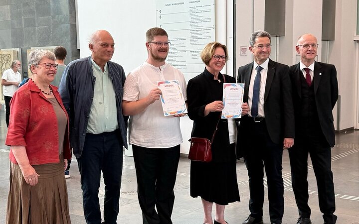 Gruppenfoto mit den Preisträger:innen. Zu sehen sind Ilse Junkermann, Christian Staffa, Tobias Habicht, Anne-Kathrin Kruse, Alexander Deeg und Thilo Daniel
