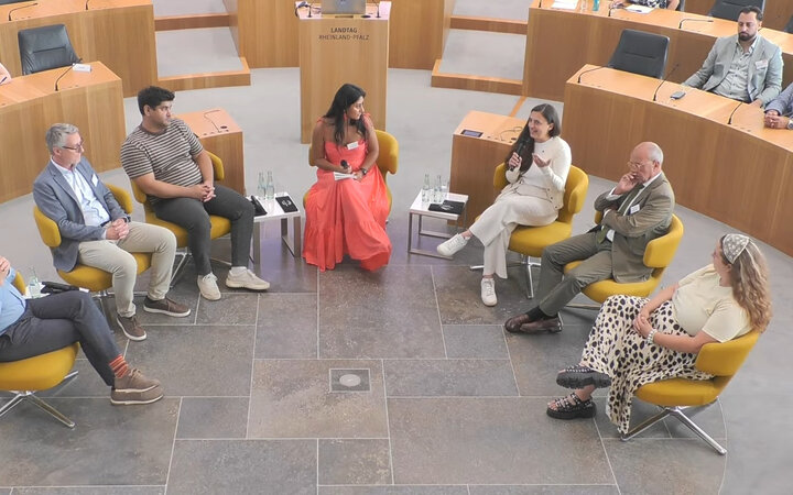 Foto der Diskutierenden bei der Podiumsdiskussion im Mainzer Landtag