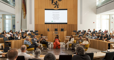 Diskussionsrunde im Plenarsaal des Landtags von Rheinland-Pfalz