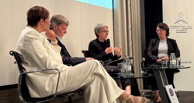 Foto vom Podium mit Nicole Deitelhoff, Uwe Trittmann, Katharina Ahrendts und Gabriele Hoerschelmann