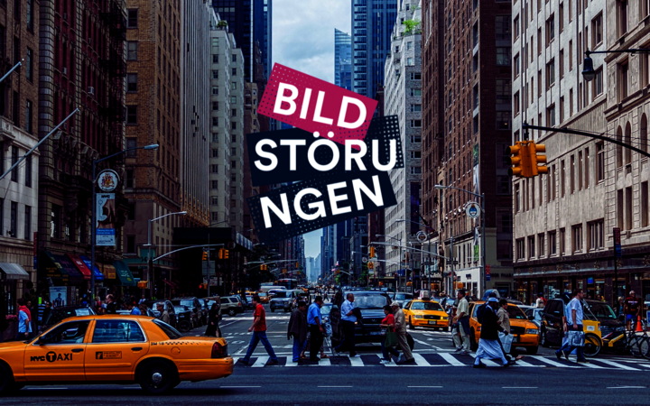 Foto einer Straßenschlucht in Manhattan mit dem Bildstörungen-Logo