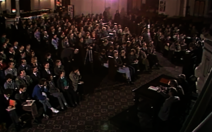 Blick in den voll besetzten Saal der Französischen Friedrichstadtkirche bei der Veranstaltung am 17.10.1989